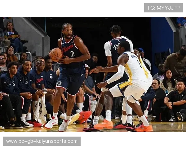 伦纳德后仰三分穿网，快船在主场取胜