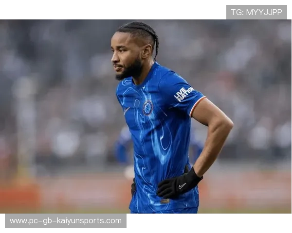 切尔西推进演练时恩昆库反复进行禁区前横移摆脱 切尔西推进演练时恩昆库反复进行禁区前横移摆脱